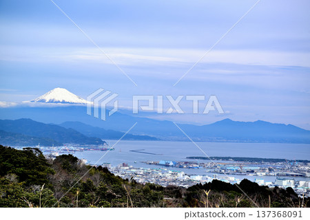 Snow-capped Mount Fuji from Nihondaira Yume Terrace, Shizuoka Prefecture 137368091