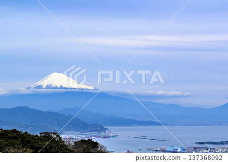 Snow-capped Mount Fuji from Nihondaira Yume Terrace, Shizuoka Prefecture 137368092