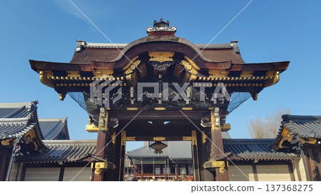 京都西本願寺華麗的唐門與傳統寺廟建築 137368275