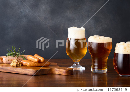 精釀啤酒倒入玻璃杯 137368349