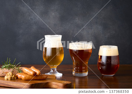 精釀啤酒倒入玻璃杯 精釀啤酒倒入玻璃杯 137368350