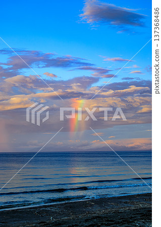 海面上的雨和彩虹（壯麗的天空景色） 137368486