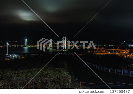 夜幕下的室蘭港和燈火通明的白鳥橋 137368487