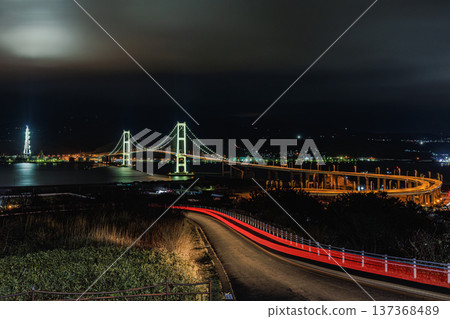北海道室蘭市地標建築白鳥橋及港口的夜景 北海道室蘭市地標建築白鳥橋及港口的夜景 137368489