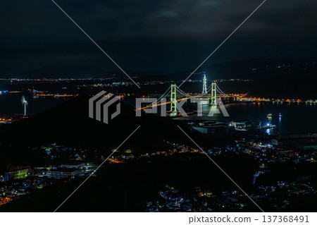 室蘭夜景與白鳥橋(北海道美麗港口小鎮的夜景) 室蘭夜景與白鳥橋(北海道美麗港口小鎮的夜景) 137368491