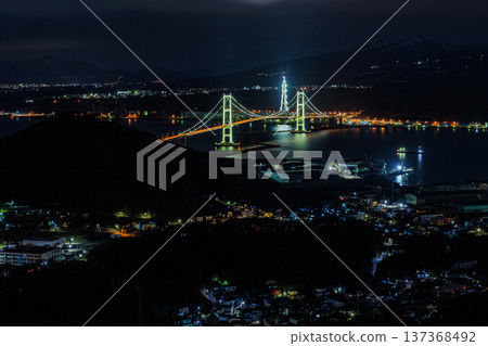 白鳥橋和室蘭市景在夜空下熠熠生輝 137368492