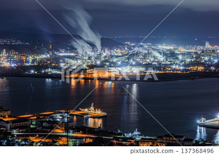 Night view of the industrial area and harbor in Muroran, Hokkaido 137368496