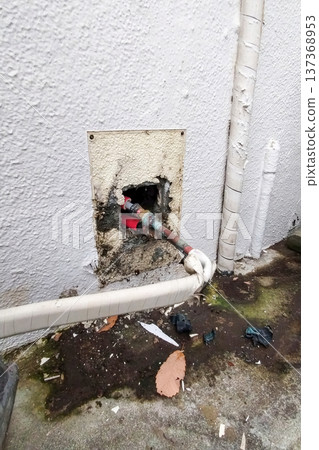 Outdoor hot water piping that needs renovation 137368953
