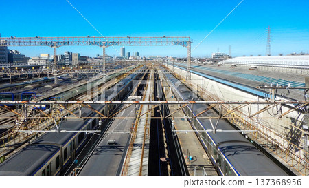 幕張車輛中心和編組站的列車整齊排列。 幕張車輛中心和編組站的列車整齊排列。 137368956