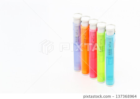 一排色彩繽紛的一次性打火機擺放在白色背景上_左邊距 一排色彩繽紛的一次性打火機擺放在白色背景上_左邊距 137368964