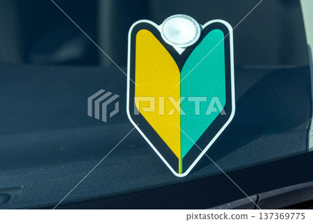 A beginner's mark that can be attached to a car window A beginner's mark that can be attached to a car window 137369775