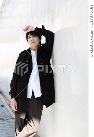 男人靠在牆上 男人靠在牆上 137370162