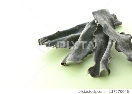 Dried kelp 137370646
