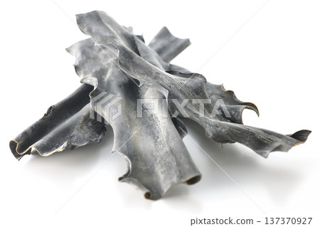 白色背景上的乾海帶照片 137370927