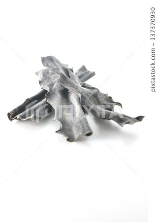 白色背景上的乾海帶照片 137370930