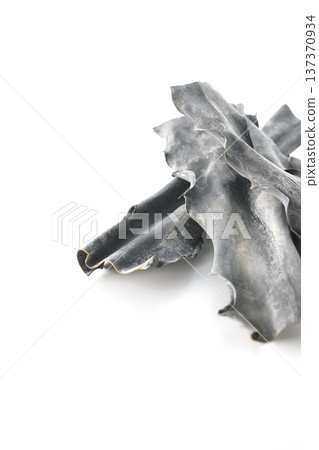 白色背景上的乾海帶照片 137370934