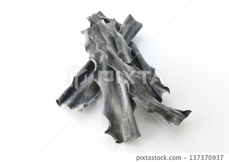 白色背景上的乾海帶照片 137370937