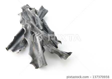 白色背景上的乾海帶照片 137370938