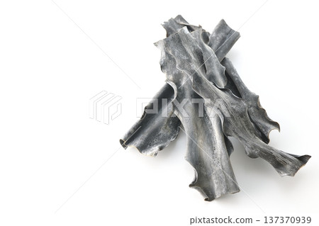 白色背景上的乾海帶照片 137370939