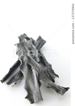 白色背景上的乾海帶照片 白色背景上的乾海帶照片 137370942