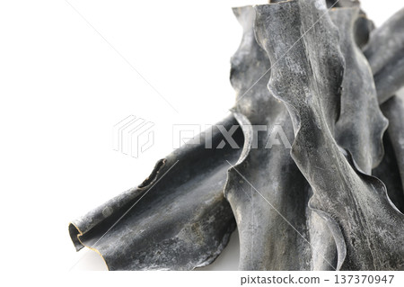 白色背景上的乾海帶照片 137370947
