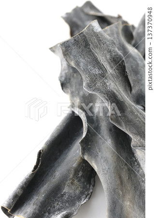 白色背景上的乾海帶照片 137370948