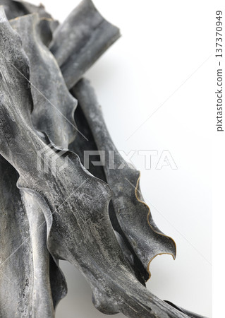 白色背景上的乾海帶照片 137370949