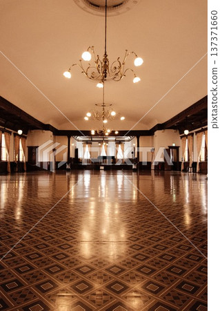 北海道函館市函館區原公會堂的豪華大廳及枝形吊燈 北海道函館市函館區原公會堂的豪華大廳及枝形吊燈 137371660