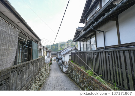 大川內山的城鎮風貌,這裡是許多鍋島燒陶器的故鄉 大川內山的城鎮風貌,這裡是許多鍋島燒陶器的故鄉 137371907