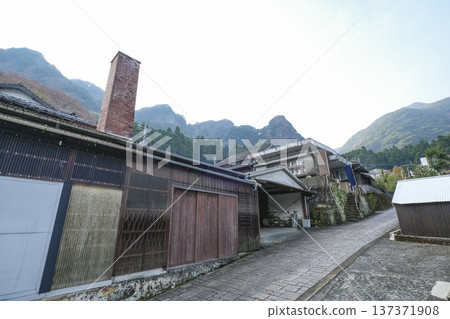 大川內山的城鎮風貌,這裡是許多鍋島燒陶器的故鄉 大川內山的城鎮風貌,這裡是許多鍋島燒陶器的故鄉 137371908