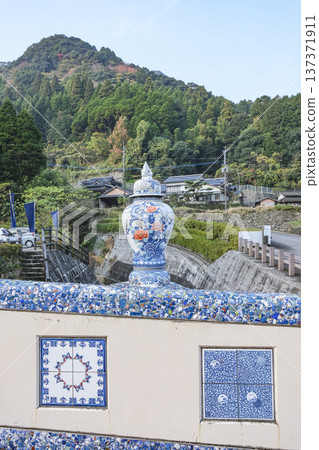 位於大川內山的鍋島窯橋橫跨伊凡裡川 位於大川內山的鍋島窯橋橫跨伊凡裡川 137371911