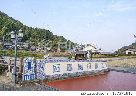 位於大川內山的鍋島窯橋橫跨伊凡裡川 位於大川內山的鍋島窯橋橫跨伊凡裡川 137371912