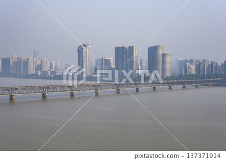 從六合塔眺望錢塘江大橋,這是一座雙層公路鐵路兩用橋樑。 從六合塔眺望錢塘江大橋,這是一座雙層公路鐵路兩用橋樑。 137371914