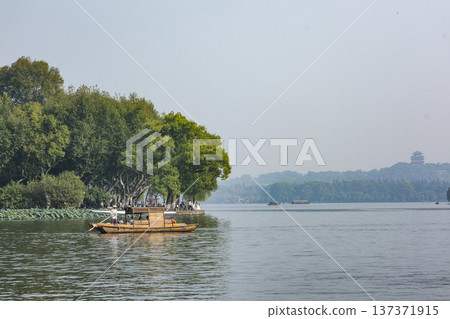 從觀光船上眺望西湖,西湖是世界遺產地。 從觀光船上眺望西湖,西湖是世界遺產地。 137371915