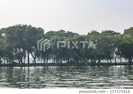 Sudi promenade across West Lake 137371918