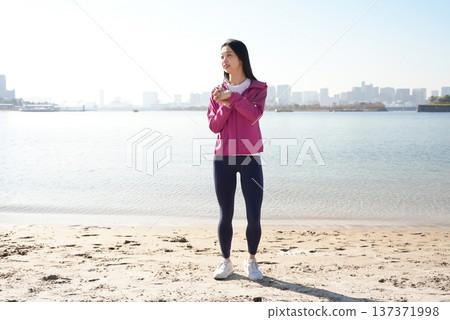 年輕女子在海邊做運動 年輕女子在海邊做運動 137371998