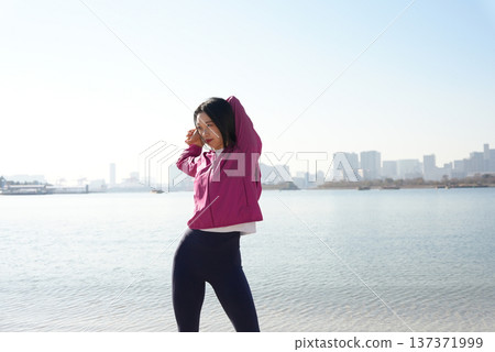 年輕女子在海邊做運動 年輕女子在海邊做運動 137371999