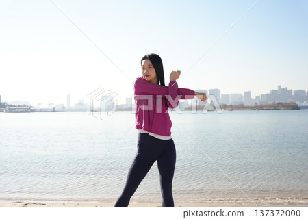 年輕女子在海邊做運動 137372000