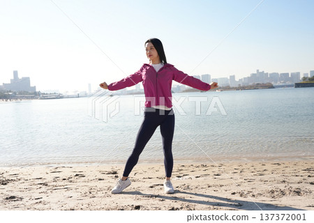 年輕女子在海邊做運動 年輕女子在海邊做運動 137372001