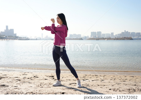 年輕女子在海邊做運動 年輕女子在海邊做運動 137372002