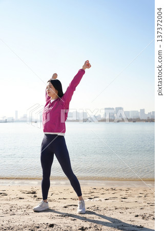 年輕女子在海邊做運動 137372004
