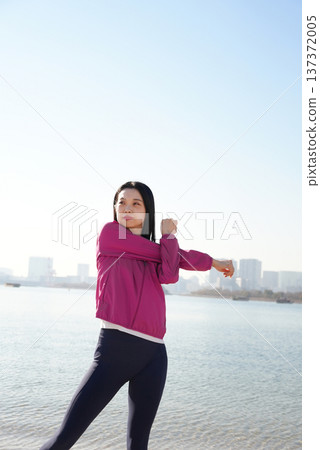 年輕女子在海邊做運動 137372005