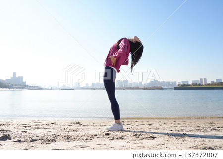 年輕女子在海邊做運動 137372007