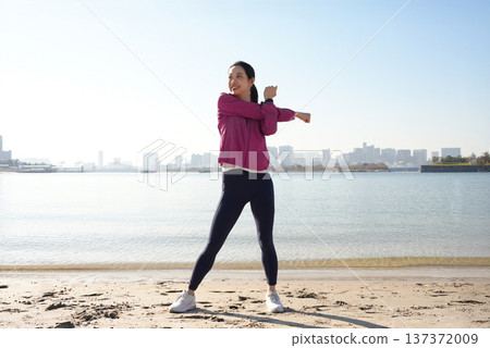 年輕女子在海邊做運動 137372009