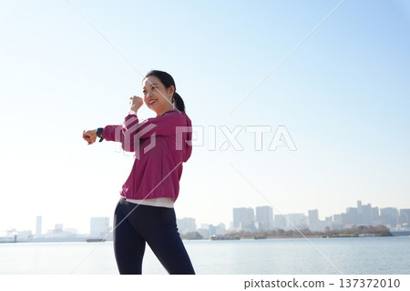 年輕女子在海邊做運動 137372010