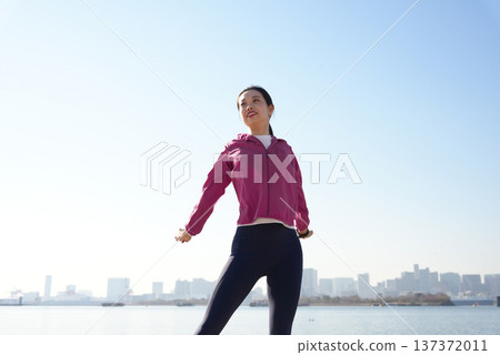 年輕女子在海邊做運動 137372011