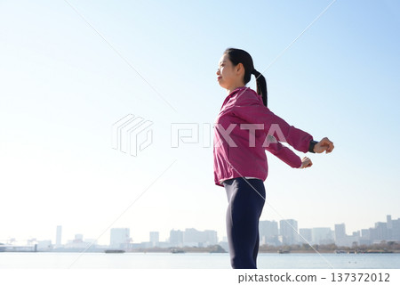 年輕女子在海邊做運動 年輕女子在海邊做運動 137372012