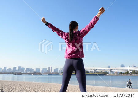 年輕女子在海邊做運動 年輕女子在海邊做運動 137372014