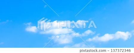 一張簡單的藍天白雲圖。 一張簡單的藍天白雲圖。 137372346