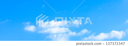 一張簡單的藍天白雲圖。 137372347